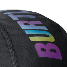 頭頂部分に大きなバートルロゴ