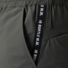 左脇ポケットにラインロゴ