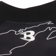 後ろ襟下にロゴプリント