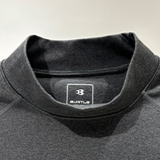 タートルネックよりも高さの低いモックネック仕様