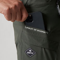 ロゴ入りポケット、大容量フラップポケット(右)、ロゴ入りワッペン