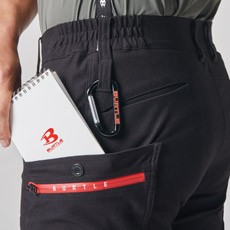 ツインループ(左脇)、出し入れ便利なラジポケ(左右・ボタン止め)、ファスナーポケット(左)