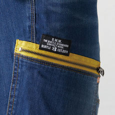 カーゴポケットに黄色のアクセント