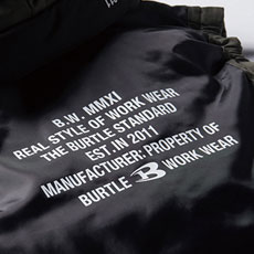 背面裏地にビッグロゴ