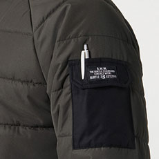 袖ペン差し(左)、袖ポケット(左・マジックテープ付き)