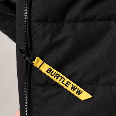 フロントファスナー引き手にロゴ入りパーツ、ダブルファスナー