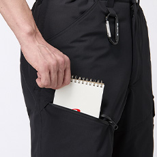 ツインループ(右前)、レベルブック・スマートフォン収納可能なファスナーポケット(右)