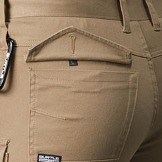 フラップ付きポケット(左)