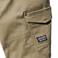 隠しボタン仕様のカーゴポケット(左)