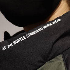 かっこいいアクセントの襟元のロゴ