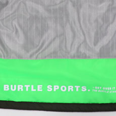 裏地には保温性の高い素材を使用、ライムカラーとロゴのアクセント