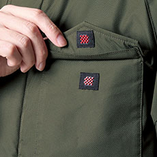 左胸フラップポケット(ブロックテーピー)、水の侵入を防ぐ水返し仕様