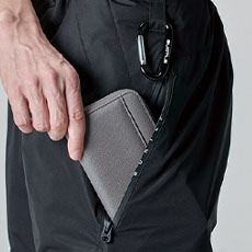 サイドジッパーポケット(左)※長財布・レベルブック・スマホ収納可能、ツインループ(左脇)