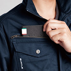 野帳(レベルブック)が入る大容量ポケット(右・深さ21cm)