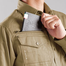 野帳(レベルブック)が入る大容量ポケット(右・深さ21cm)