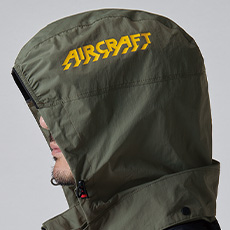 大型フードスピンドル付き(ボタン止め脱着仕様)/ヘルメット対応/フードプリント