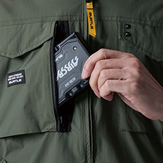 バッテリー収納ポケット(右胸ファスナー止め・コードホール付き)