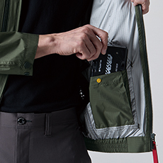 内バッテリーポケット(左・ドットボタン止め)