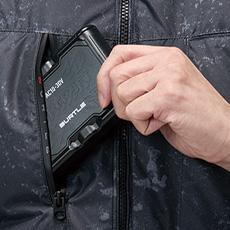 バッテリー収納ポケット(右胸ファスナー止め・コードホール付き)