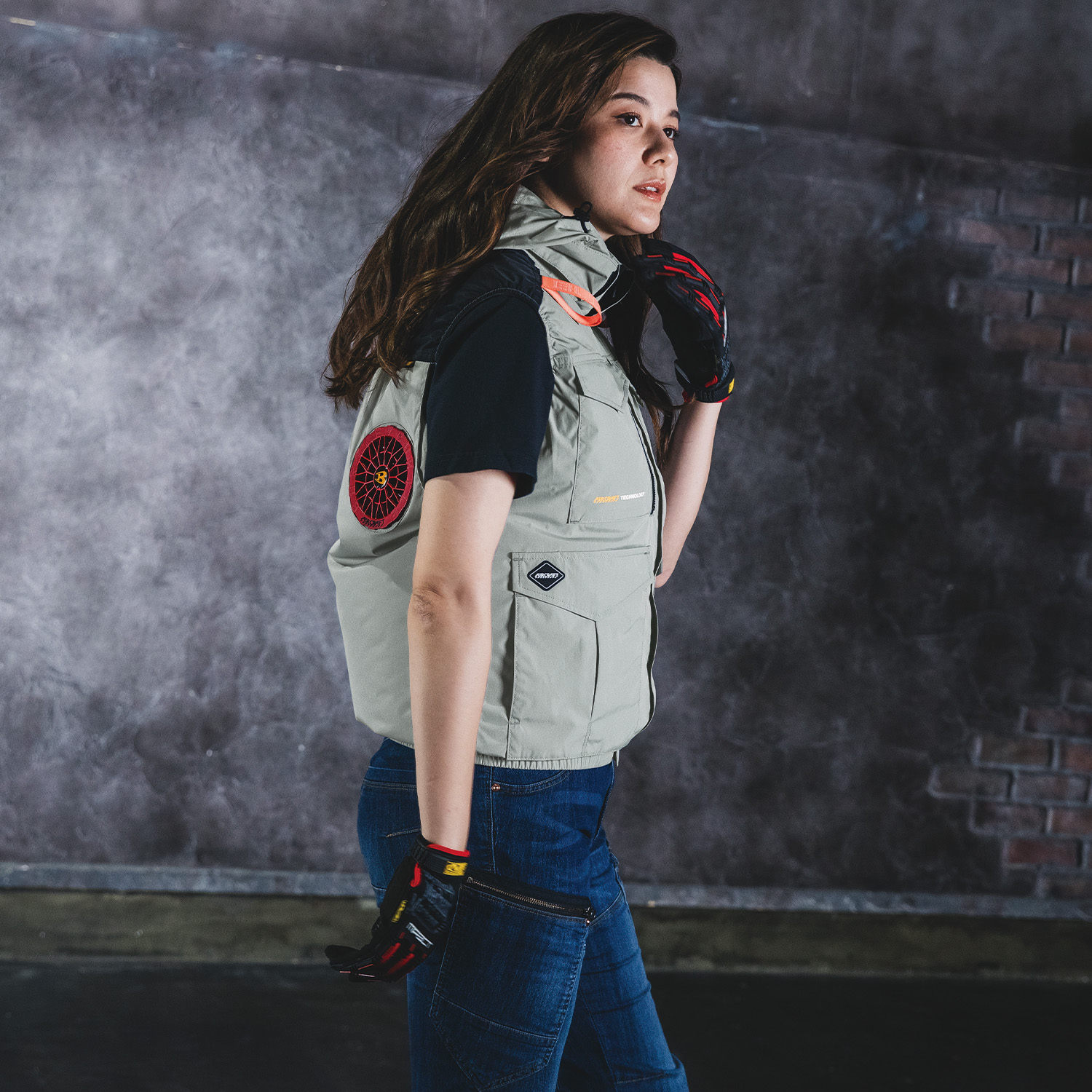 バートル(BURTLE)空調服・エアークラフト AC2104 ファン付き作業服( ハイバック ファンベスト)の製品モデル着用画像