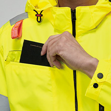 右胸ポケット、カフスアジャスター、ハーネスフックハンガー取付ベルト&取り出し口