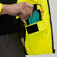 内バッテリーポケット(左・マジックテープ止め)