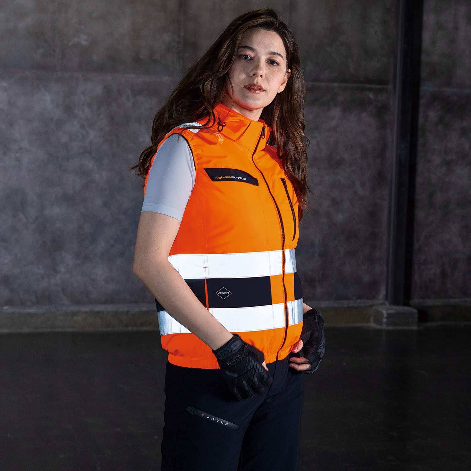 バートル(BURTLE)空調服・エアークラフト AC2114 ファン付き作業服の製品モデル着用画像