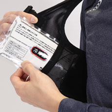 アイスパックを体側に「冷却面」がくるようにセット。