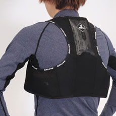 羽織るように着用します。ストレッチメッシュ素材で快適なフィット感。