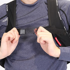 前面でバックルを留め、体にフィットするように調整します。