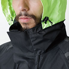 フード調節可能。