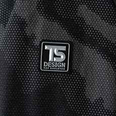 左袖にブランドネーム付き。