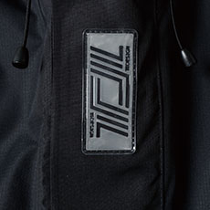 前立てに反射ワッペン付き。