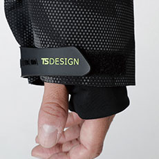 TS DESIGNオリジナル袖口アジャスターと、インナーグローブ仕様。
