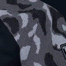 腕部分の迷彩柄はすべて反射します。