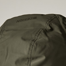 フード先には反射ロゴ仕様