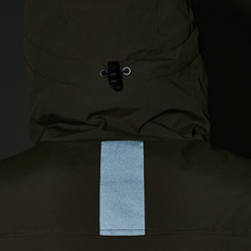 背中のフード下に反射材