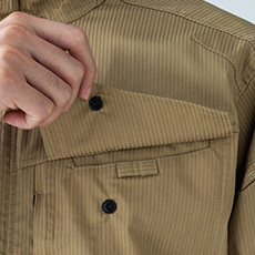 左胸にネームホルダーループ付き