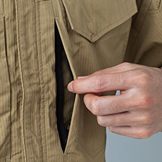 左胸に縦ファスナーポケット付き