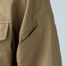 左腕にマルチスリーブポケット付き