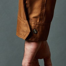 袖口調整ボタン付き