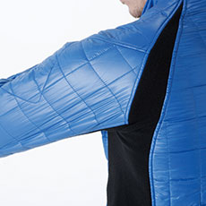 両脇・袖・背中部分の配色はストレッチが効いたフリース素材で抜群の動きやすさ。