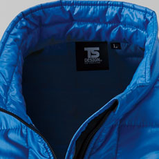 襟のネームやテープのデザインが変更。