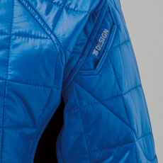 左袖にマルチスリーブポケットが追加。