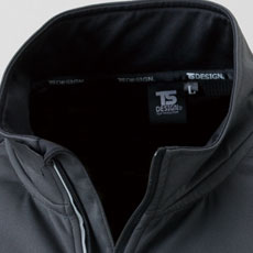 襟のネームやテープのデザインが変更。