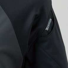 左袖にマルチスリーブポケットが追加。