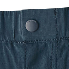 生地と同系色の樹脂製ボタン