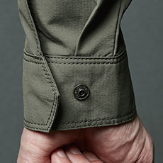 袖口調整ボタン付き