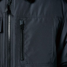 左胸ファスナー大容量ポケット、ファスナーカバー反射仕様