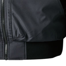 裾リブ仕様でバタつきを抑える